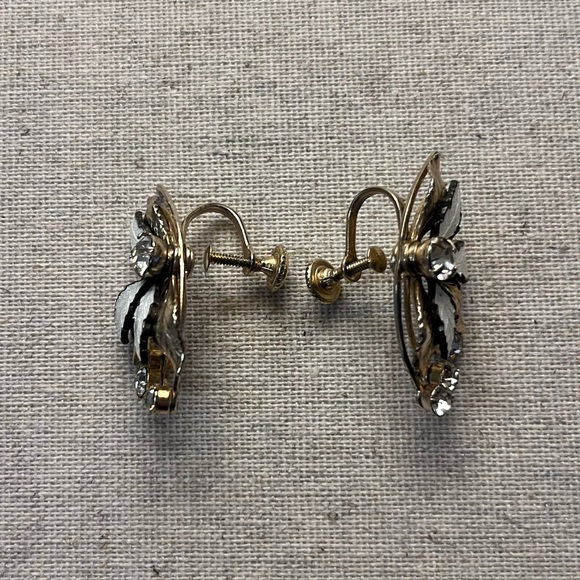 ✨ Vintage White Guilloche and Gold Tone Leaves Screw Back Earrings - Picture 3 of 5